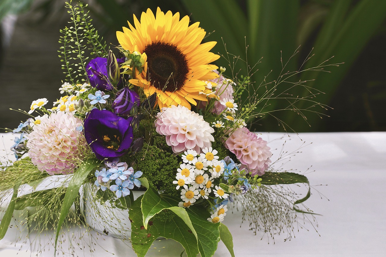 How to Arrange a Stunningly Simple Flower Bouquet